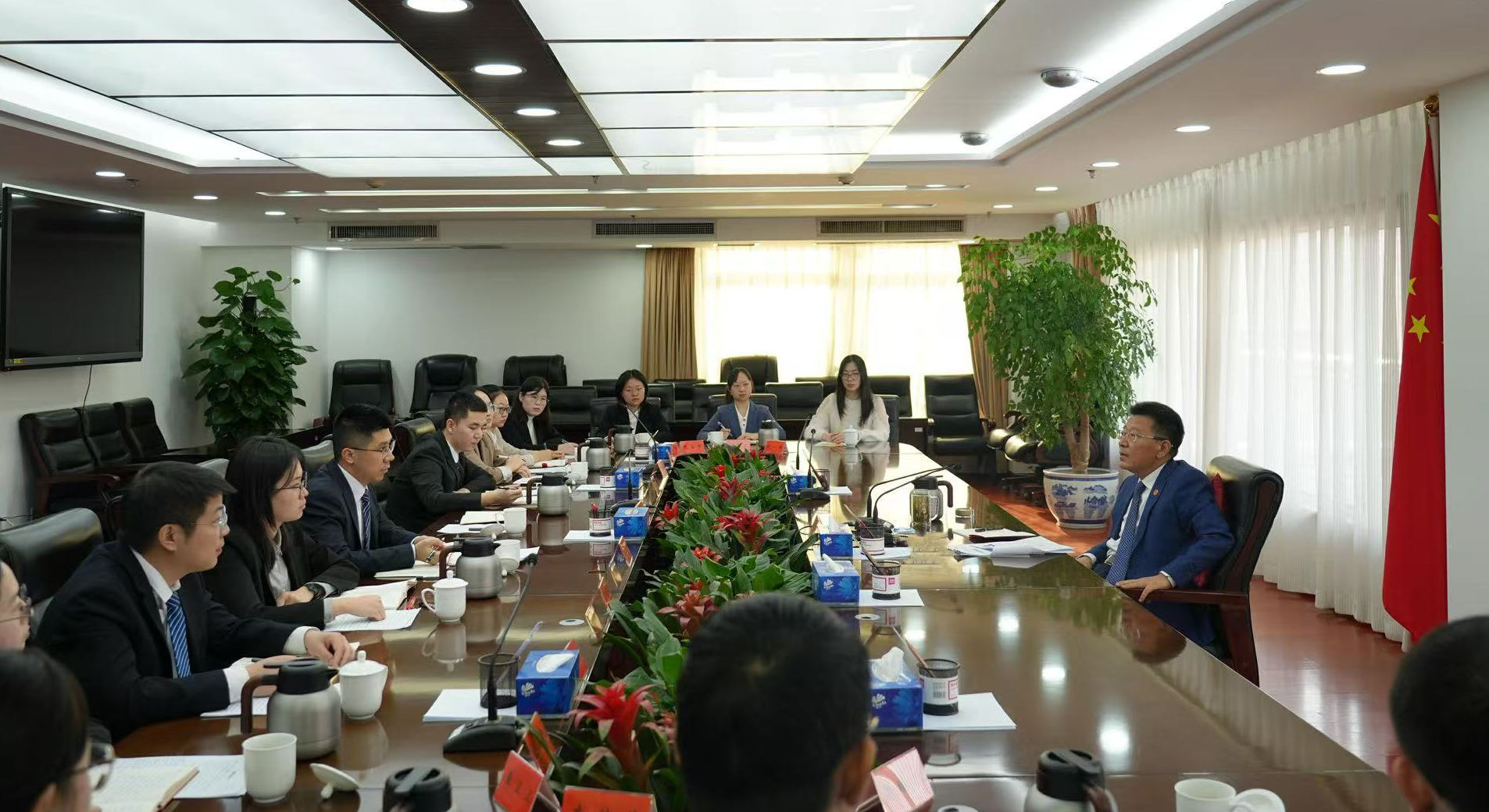 王靈桂主持召開中國僑聯青年干部代表座談會